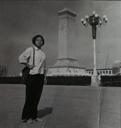 1966年，武立真在人民英雄纪念碑前留影。