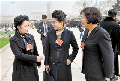 <p>　　会场外，住宁全国政协委员戴秀英、马秀珍与赵庆丰（从左至右）为宁夏发展出谋划策。</p>