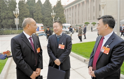 <p>　　住宁全国政协委员蒋齐、李保平与马宗保（从左至右）讨论如何更好地加快宁夏经济社会发展。</p>