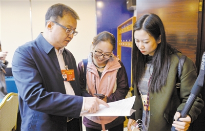 <p>　　住宁全国政协委员何晓勇（左）接受采访。</p>