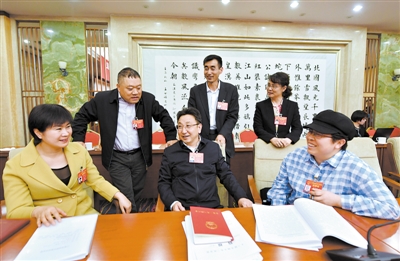 <p>　　　　马恒燕、潘锋、马玉山、王东新、方敏、马慧娟（从左至右）6位代表展示了新时代人大代表的精神风貌。</p>