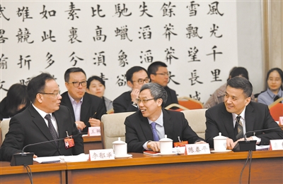 <p>　　　　李郁华、陈春平、喜清江（从左至右）3位代表热烈讨论。</p>