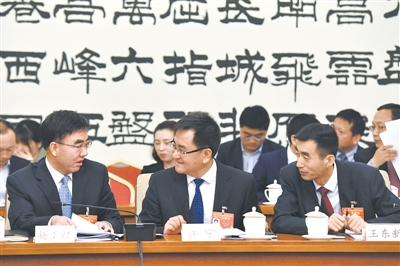<p>　　　　杨玉经、许宁、王东新（从左至右）3位代表积极建言献策。</p>