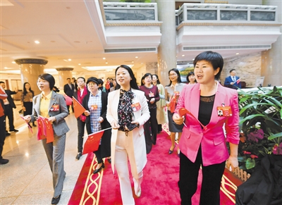 <p>　　　　宁夏团和浙江团的妇女代表在“三八”妇女节这天，一起唱响《我和我的祖国》。</p>