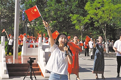 <p>　　7月1日，西夏区举行升旗仪式，400余名干部职工及老党员用深情的歌声祝福祖国。　本报记者　乔素华　摄</p>