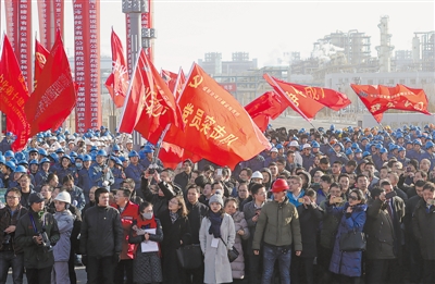 <p>　　2016年12月28日，在国家能源集团宁夏煤业有限责任公司400万吨/年煤炭间接液化项目产出油品庆祝仪式上，工人们欢喜万分。　　　　　　　　　　　　　　　　　　　　　　均本报记者　王猛　摄</p>