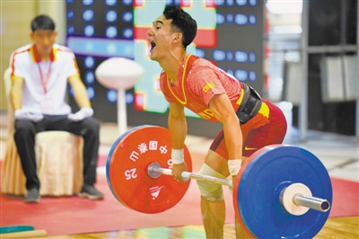 <p>　　青少年组55公斤级举重比赛。</p>