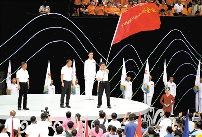 <p>　　中卫市代表接过会旗，标志着自治区第十六届运动会将在中卫市举办。　　本报记者　王晓龙　马楠　摄</p>