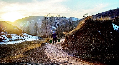     前几年，西吉县的村民要来回很远才能挑回一担水。