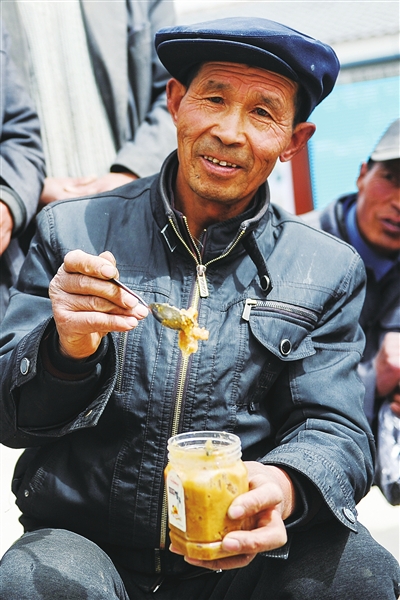     选手添加自家特产的土蜂蜜。