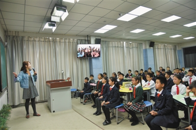 <p>　　兴庆区回民二小智慧同步课堂通过多媒体设备，与10公里外的新水桥校区学生共享教学资源。</p>