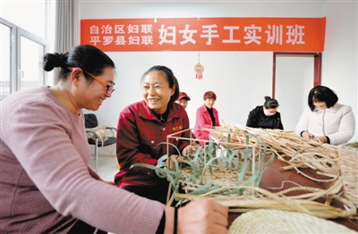 <p>　　定期开展的稻草制品手工实训班，让更多村民实现家门口就业。
