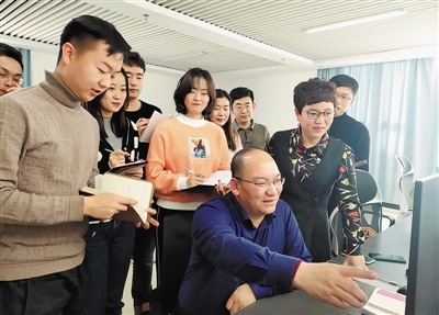 <p>　　宁夏宁苗生态园林集团生态产业研究院的研发团队在研讨沿黄盐碱地创新生态技术修复方案。今年以来，该集团以创新驱动为引领，在生态园林、生态修复、生态产业等领域积极研发、应用一批新技术，在脱贫攻坚、生态治理大框架下，以实现山川“绿富美”为目标，在西北地区完成不同类型的景观生态建设工程300余项，年产值5亿元以上，成为宁夏园林行业首家具备承接大型EPC项目的生态建设集团。　本报记者　丁建峰　摄　</p>