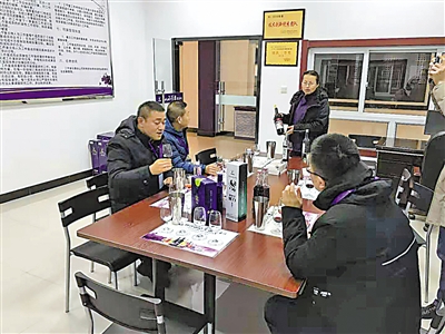 <p>　　俞惠明和他的团队在工作室奋战。（资料图片）</p>