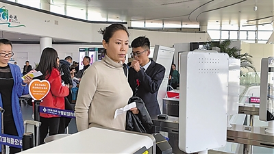 <p>　　在银川河东国际机场，出行旅客通过“刷脸”直接登机。</p>