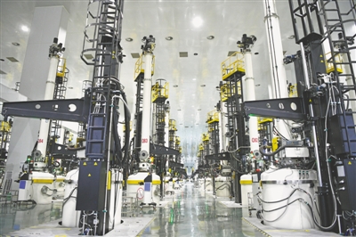 <p>　　隆基光伏年产15GW单晶硅棒及切片项目总投资45亿元，建成了从拉棒、切片、电池组建的光伏全产业链。</p><p>　　本报记者　左鸣远　摄</p>