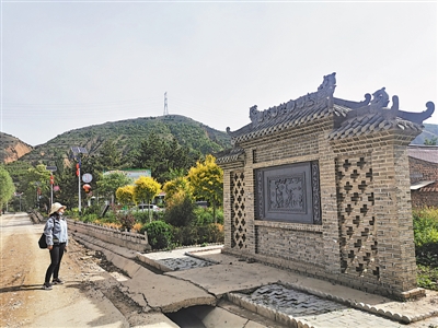 <p>　　隆德县凤岭乡李士村，游客正在欣赏村容村貌。　　　　　　　　　　　　　　　　　　　　　　　　　　　　　　　　　　　　　　　　　　　　　本报记者　杨超　摄</p>