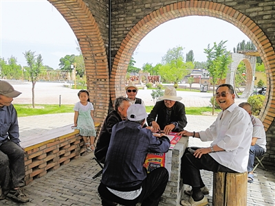 <p>　　吴忠市利通区东塔寺乡白寺滩村碧玉广场已成为村民休闲娱乐和讨论村务的首选之地。　　　　　　　　　　　　　　　　　　　　　　　　　　　　　　　　本报记者　马忠　摄　</p>