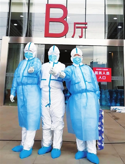     走进方舱医院的李文娟（左）、任佳（中）、杨润华（右）。