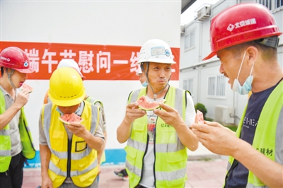 <p>　　6月24日，中建八局银川市中医医院新建项目党支部带着3000公斤西甜瓜、香瓜，为一线员工送上端午祝福。近日，得知盐池县王乐井乡西瓜滞销，中建八局银川市中医医院新建项目党支部主动与王乐井乡对接，开展“爱心助农”活动。　本报记者　王鼎　摄</p>