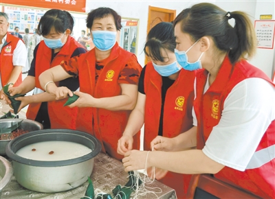 <p>　　6月23日，银川市金凤区黄河东路街道办事处盈南家园社区居委会联合盈南村村委会开展端午节新时代文明实践活动，　居民一起包粽子、拉家常，其乐融融。社区将包好的粽子送给辖区困难群众，传递浓浓关爱。　本报记者　陶涛　摄</p>