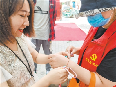 <p>　　6月23日，社区工作人员与居民互戴“花绳”。当日，银川市兴庆区富宁街街道办事处中寺社区组织辖区居民、志愿者包粽子、迎端午。</p><p>　　本报记者　马照刚　摄</p>