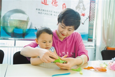 <p>　　6月23日，银川市兴庆区大新镇银燕园社区邀请辖区30名家长和孩子通过包橡皮泥粽子和画蛋、撞蛋等环节，感受中华传统节日的魅力。　</p><p>　　本报记者　张唯　摄</p>