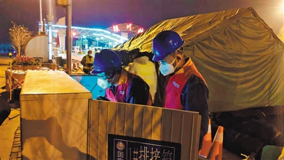 <p>　　电力工人为石银高速公路银川出口疫情检测点接入临时用电。本报记者　鲁延宏　摄　</p>