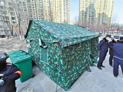 <p>　　银川市金凤区综合执法局长城中队人员在被隔离单元楼下，搭了简易帐篷，24小时值守保障居民安全。</p>