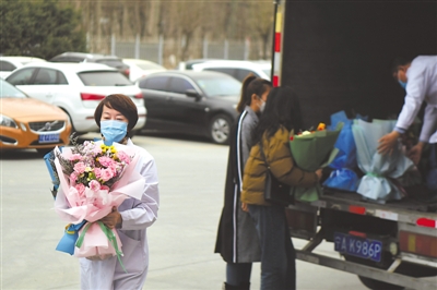 <p>　　3月8日，银川世茂集团工作人员带着100份鲜花和丝巾等礼物来到自治区第四人民医院，感恩抗疫一线的女性医护人员。目前该院共有68位女性医护人员坚守在抗疫一线。</p><p>　　本报记者　王鼎　摄</p>