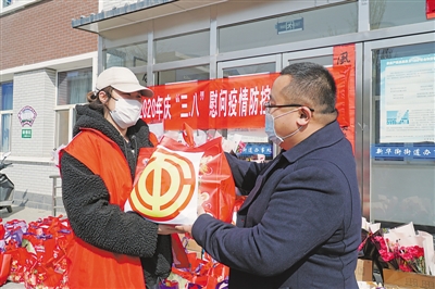 <p>　　3月8日，银川市兴庆区新华街街道工会为辖区150多名女职工志愿者送去价值1.5万余元的日常用品及康乃馨，向这些战“疫”一线女职工送上节日祝福。　　　　　　　　　　　　　　　　　　　　　　　　　　　　本报记者　张唯　摄</p>
