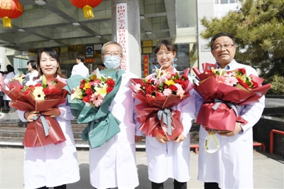    宁夏新冠肺炎诊疗专家组里的几位中医专家合影。