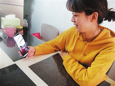 “临时妈妈”刘娟在和孩子视频。