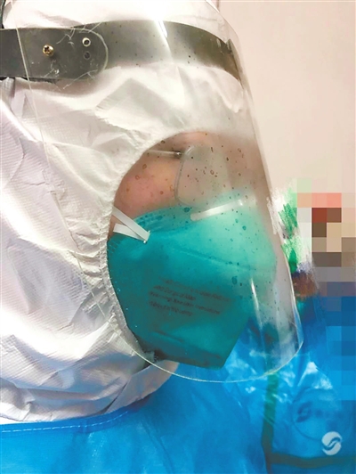 一连工作七八个小时，防护面罩上满是雾气，让人看不清他们的眼睛。 自治区人民医院供图