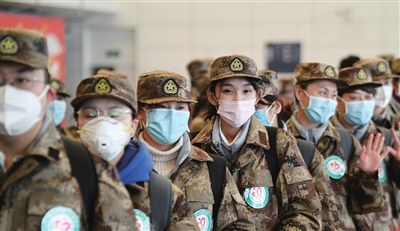 1月28　，日宁夏援助湖北医疗队成员在银川河东机场准备出发。　新华社发