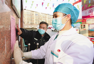 <p>　　1月27日，吴忠市利通区胜利镇秦渠社区卫生服务站工作人员在张贴防控新型冠状病毒感染肺炎知识宣传单。</p><p>　　本报记者　李　涛　摄　</p>