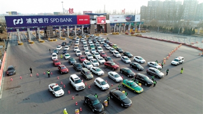<p>　　高速公路出口，有关部门对进出城车辆及人员排查登记。</p>