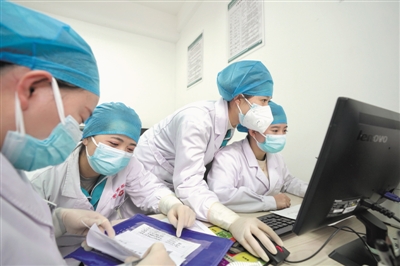 <p>　　吴忠市利通区胜利镇秦渠社区卫生服务站的工作人员正在核对辖区返乡人员信息。</p>