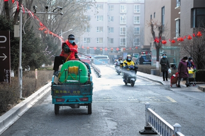 <p>　　银川各小区加大消毒频次，加强人员排查。</p>