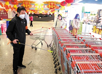 <p>　　银川新华百货连锁超市每日做好消毒防护工作。</p>