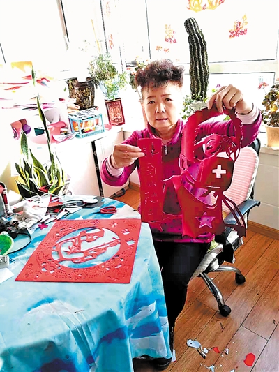 <p>　　赵卫娣展示剪纸作品。</p>