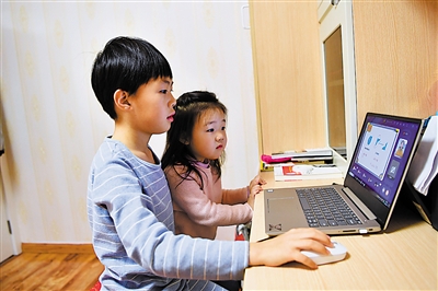 <p>　　借助互联网，孩子们足不出户，坐在家中进行学习娱乐，丰富假期生活。</p>