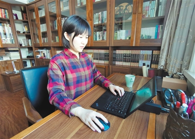 <p>　　银川市民刘若楠在家中在线填写疫情情况统计表。　</p>