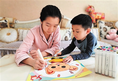 <p>　　小学生陈子嫣（左）和弟弟陈子墨在家中学绘画。</p>