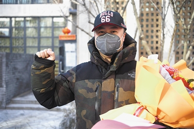 <p>　　2月8日上午，在银川市金凤区艾依水郡小区，刚刚解除隔离的居民张先生为武汉加油、为中国加油！