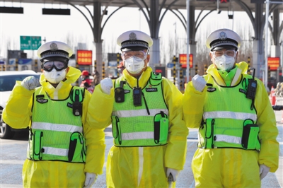 <p>　　2月8日，银川市兴庆区交巡警二大队的刘云峰、李博阳、妥浩聪值守在京藏高速公路贺兰山路收费站出口处，他们与其他同事一起24小时3班轮换值守，为抗疫作出自己的努力。