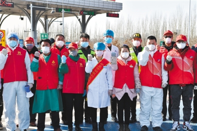 <p>　　2月8日，银川市文明办志愿者联合会的志愿者在高速公路卡口、社区协助导流、登记、测温，为武汉加油、为中国加油！