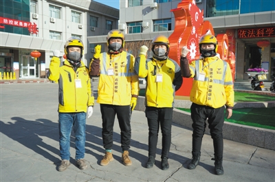 <p>　　2月8日，外卖小哥为武汉加油、为中国加油！