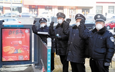<p>　　银川市兴庆府大院西区的保安严格管控外来人员进入小区，并为出入小区的业主测体温。
