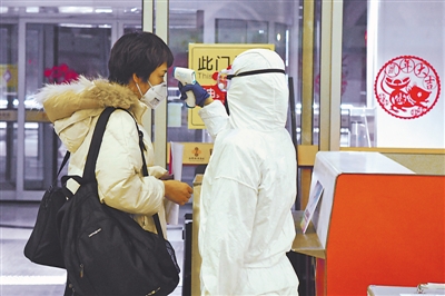 <p>　　2月8日晚，银川河东机场安检员在为乘机旅客测量体温。</p>